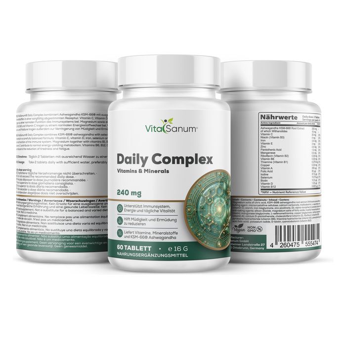 Tre flaconi bianchi VitaSanum Daily Complex Vitamine e Minerali, uno davanti, due dietro.