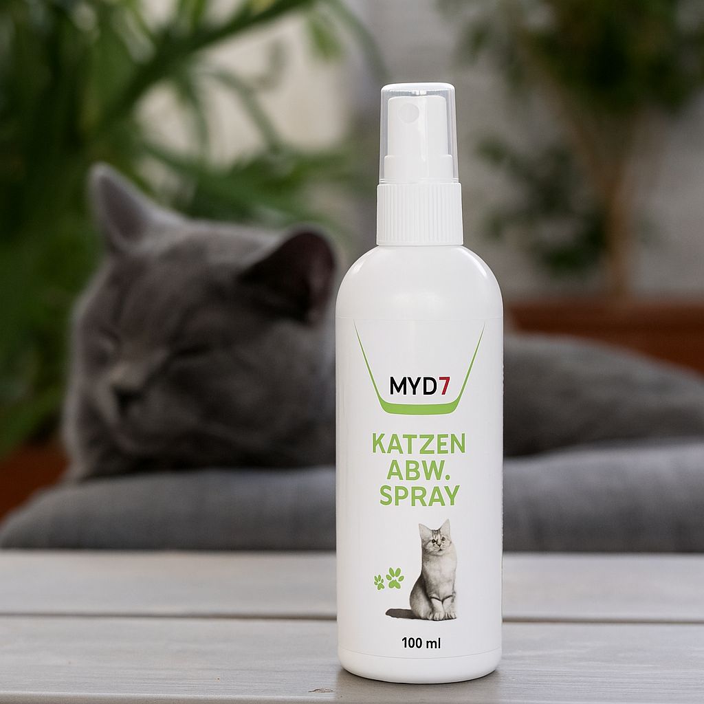 Flacone spray bianco con logo MYD7 e scritta "Katzen Abw. Spray". Gatto sullo sfondo.