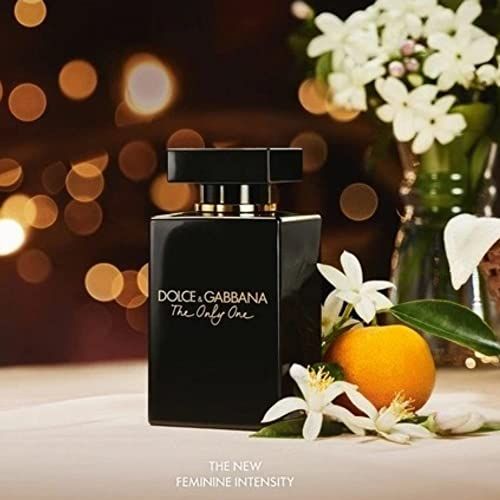 Flacone nero, fiori e arancia. Scritta: Dolce & Gabbana, The Only One. 'The New Feminine Intensity'.