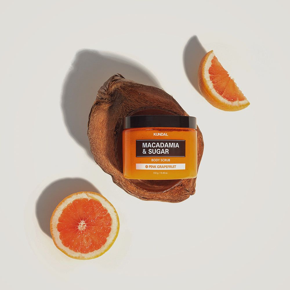 Scrub corpo KUNDAL Macadamia & Zucchero con spicchi di pompelmo.