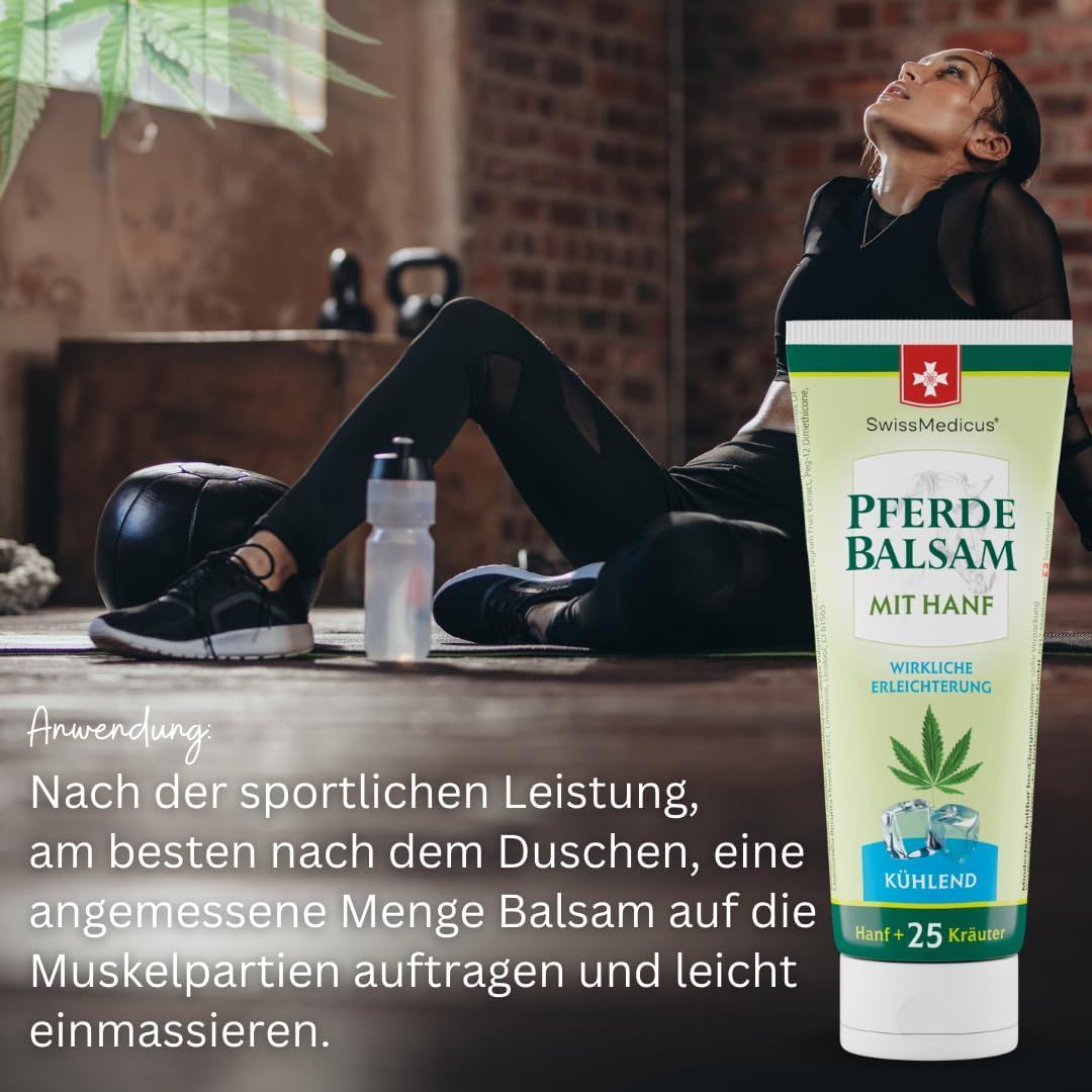 Persona dopo lo sport. Tubo con scritta: Pferdebalsam mit Hanf, logo SwissMedicus. Rinfrescante. Canapa + 25 erbe. Borraccia.