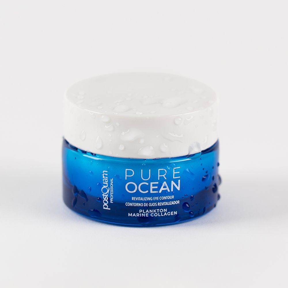 Vasetto di vetro blu con coperchio bianco e gocce d'acqua. Testo: Pure Ocean, Revitalizing Eye Contour, Plankto Marine Collagen. PostQuam.