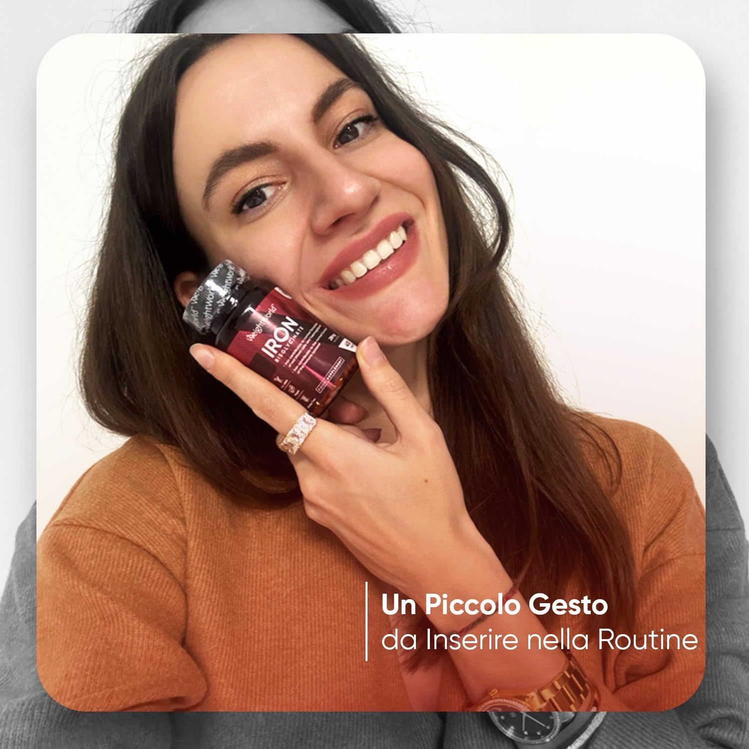 Donna che tiene un flacone. Testo: Un piccolo gesto da inserire nella routine.