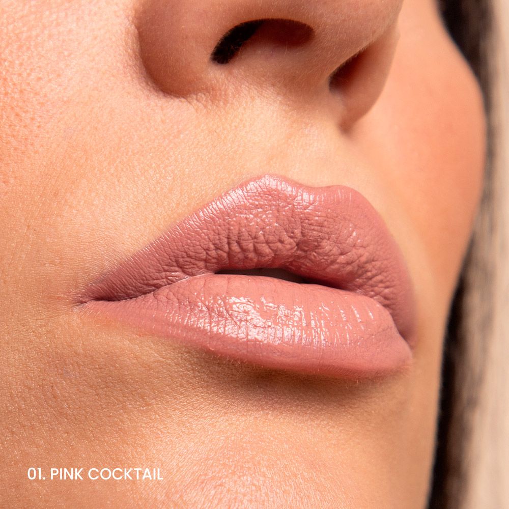 Primo piano di labbra con rossetto rosa. Sotto le labbra, la scritta '01. PINK COCKTAIL'.