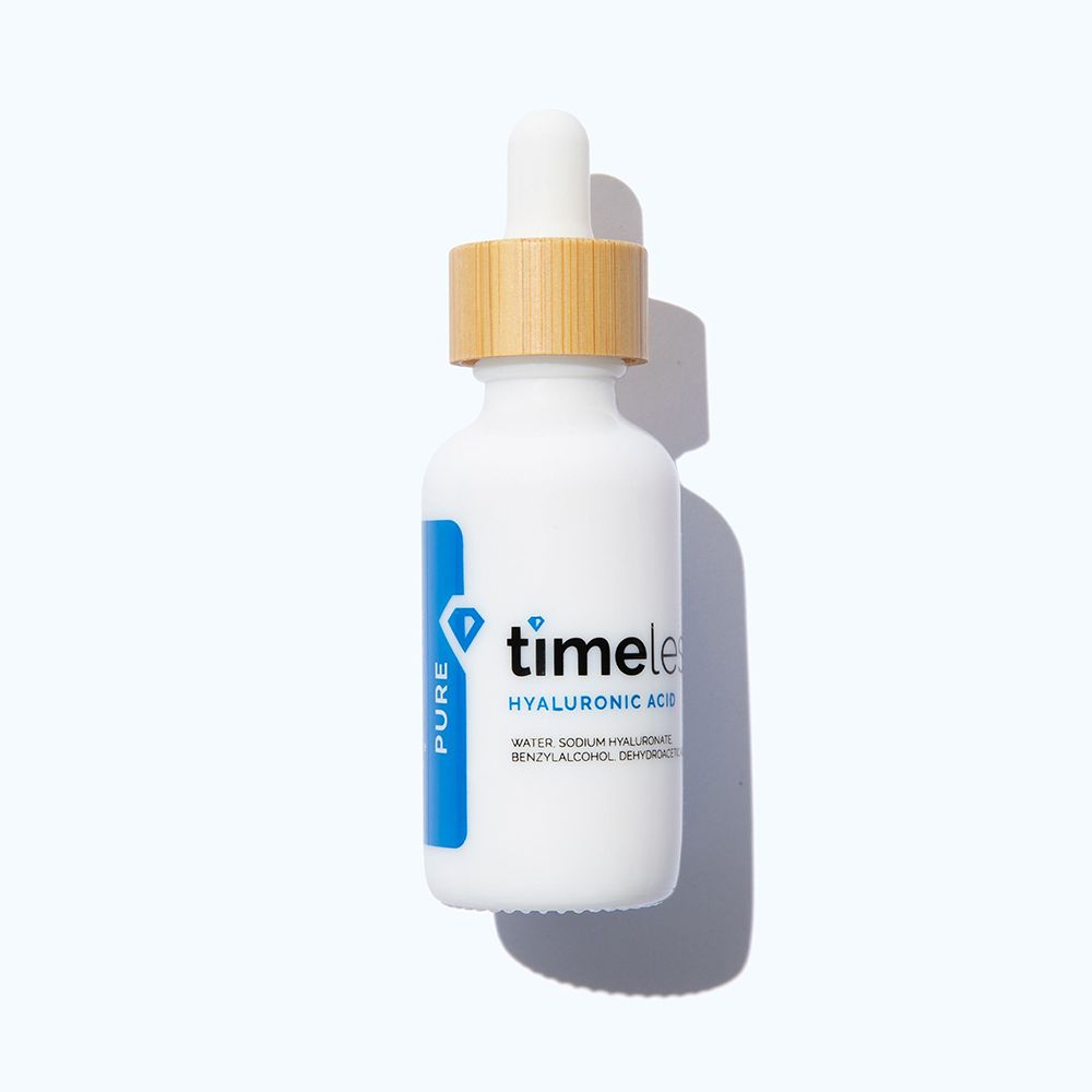 Flacone bianco con tappo in legno e pipetta. Etichetta blu con "pure" e "timeless hyaluronic acid".