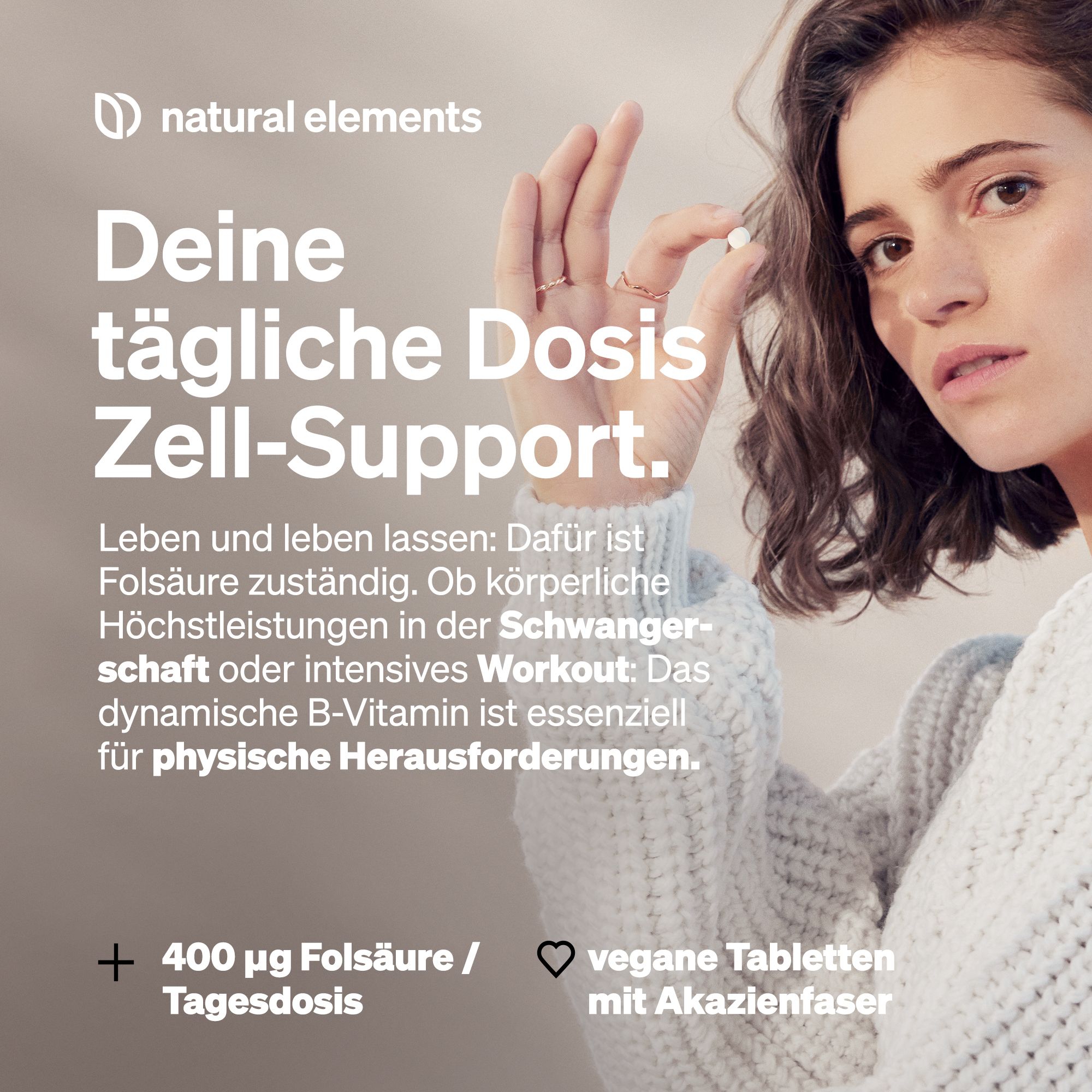 Donna tiene in mano una compressa. Testo: La tua dose giornaliera di supporto cellulare. 400 µg di acido folico/dose giornaliera, compresse vegane.