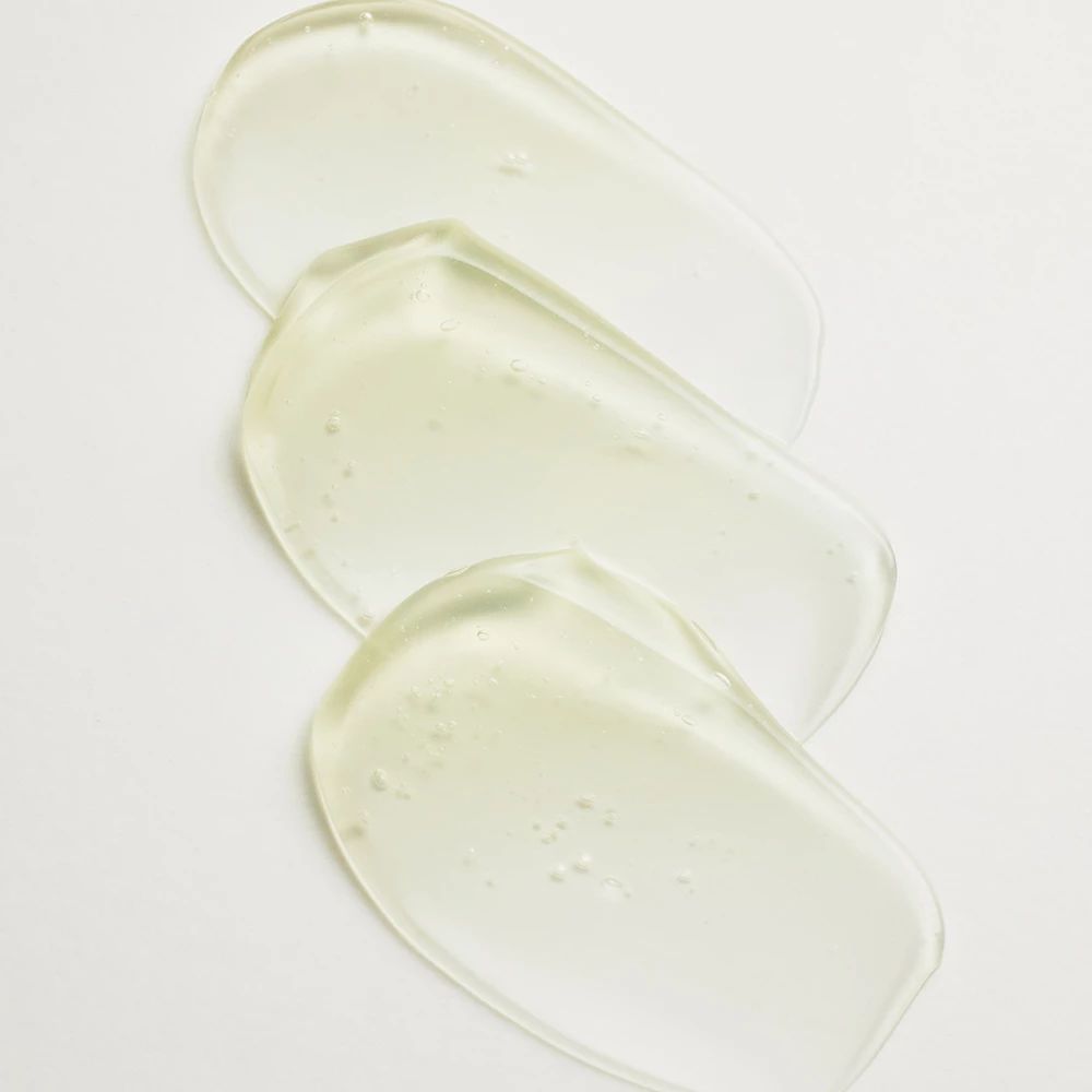 Tre tracce di gel trasparente su sfondo bianco. Il gel ha una leggera colorazione giallastra.