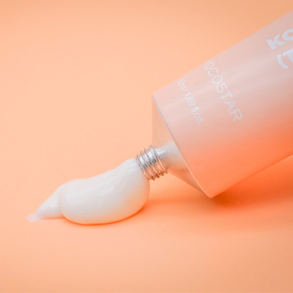 Tubo rosa, crema bianca che esce. Scritta: KOCOSTAR.