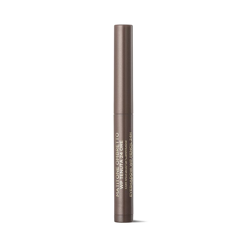 Ombretto in stick marrone. Testo: Matitone ombretto WP tenuta 24 ore, Eyeshadow WP pencil 24H.