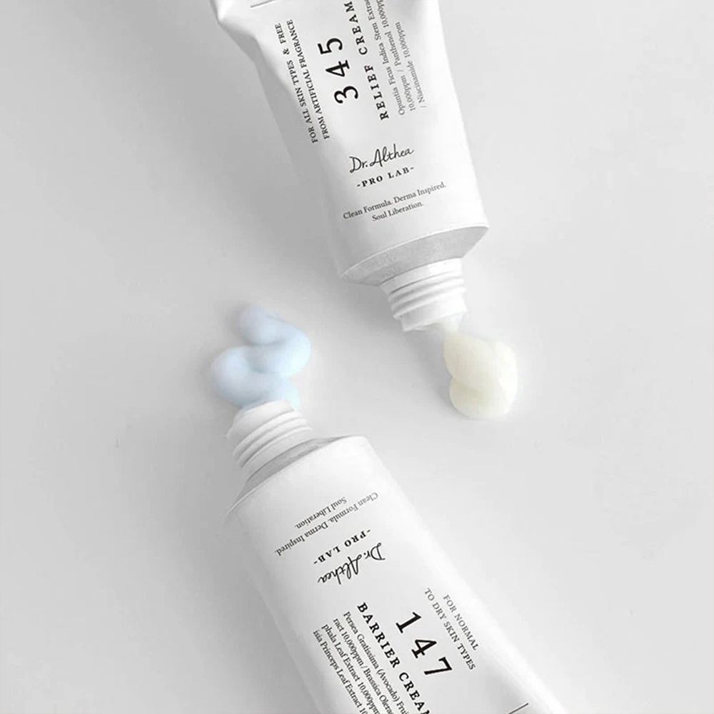 Due tubetti aperti di crema, uno bianco e uno azzurro.