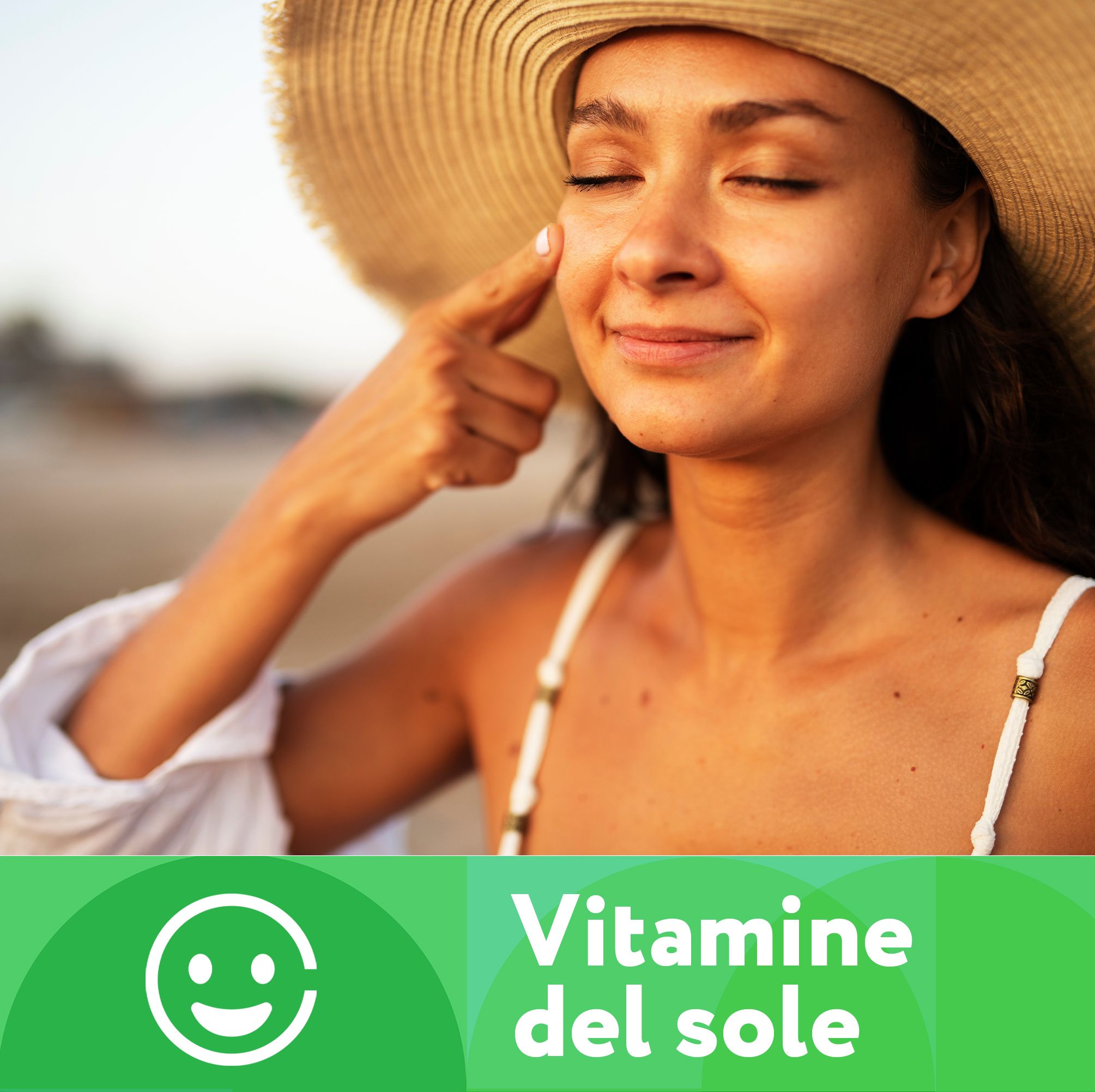 Donna con cappello in spiaggia, dito tocca la guancia. "Vitamine del sole per più equilibrio".