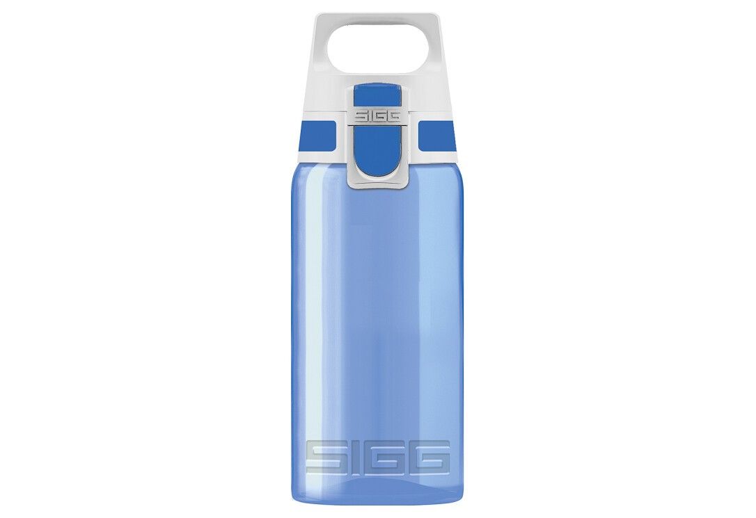 Borraccia blu con coperchio e manico bianchi. Il coperchio ha una chiusura blu. Il logo è visibile sulla bottiglia e sul coperchio.
