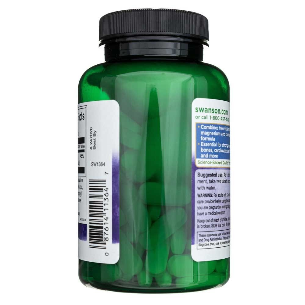 Flacone verde in plastica con tappo nero, riempito di pillole ovali verde chiaro. Etichette con informazioni sul prodotto e codice a barre.