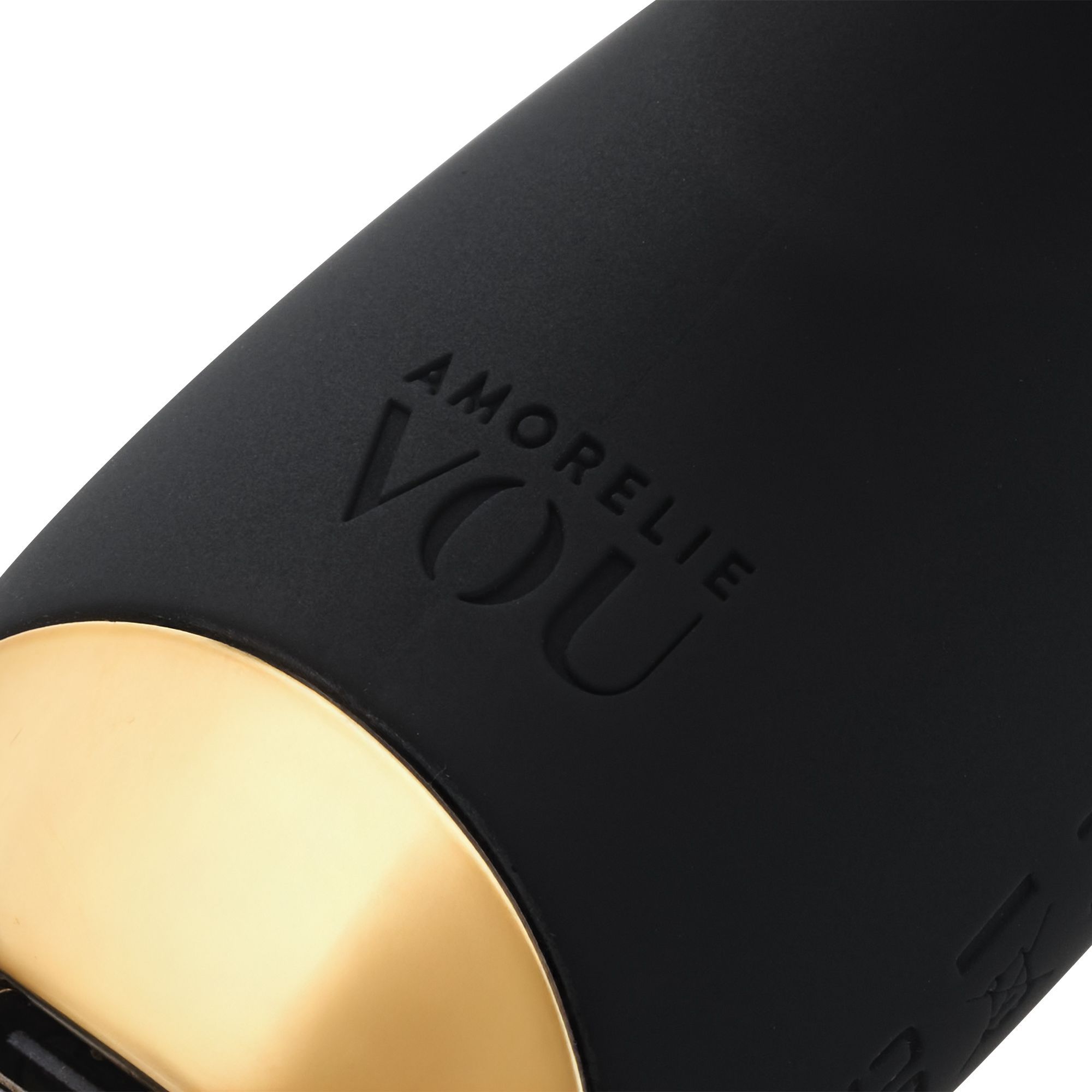 Primo piano del massaggiatore nero con estremità dorata. Il marchio "AMORELIE VOU" è visibile.