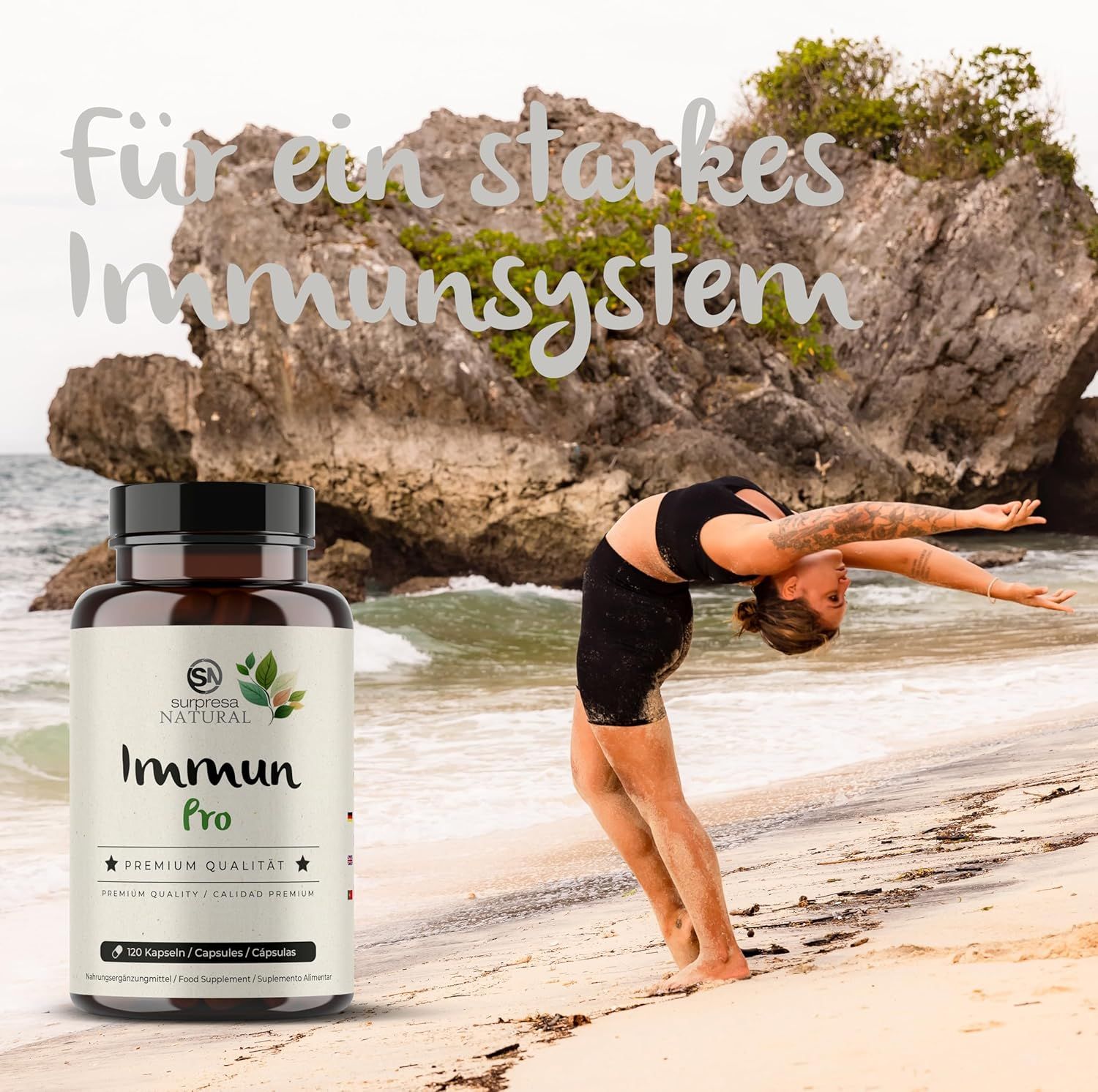 Flacone Surpresa Natural Immun Pro sulla spiaggia. Donna che fa yoga. Testo: Per un sistema immunitario forte.