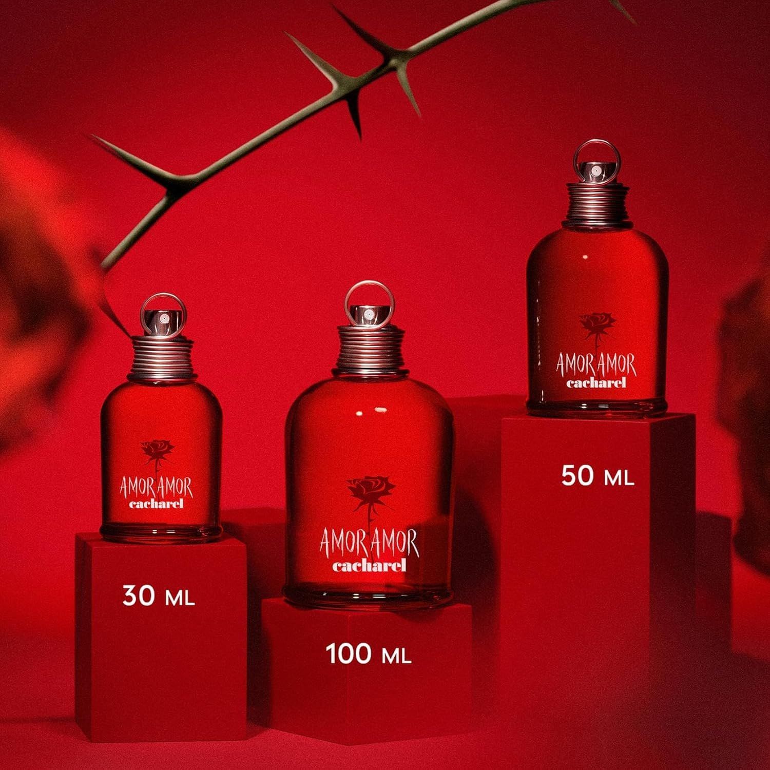 Tre flaconi rossi. Scritta: AMOR AMOR, cacharel. Formati: 30 ml, 50 ml, 100 ml.
