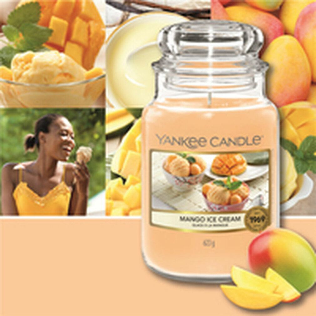 Candela in vaso con coperchio. Etichetta con motivo gelato al mango. Marchio Yankee Candle. Scritta: Mango Ice Cream. Pezzi di mango.