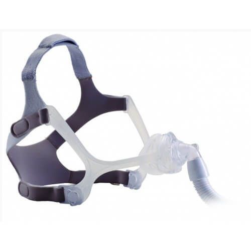 Maschera nasale con telaio in silicone, fascia e raccordo per tubo, su sfondo bianco.