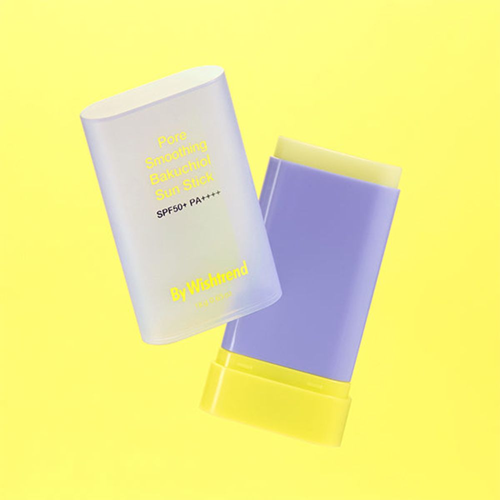 Stick solare viola e giallo e custodia trasparente. Scritta: Pore Smoothing Bakuchiol Sun Stick SPF50+ PA++++. Marchio: By Wishtrend. Sfondo giallo.