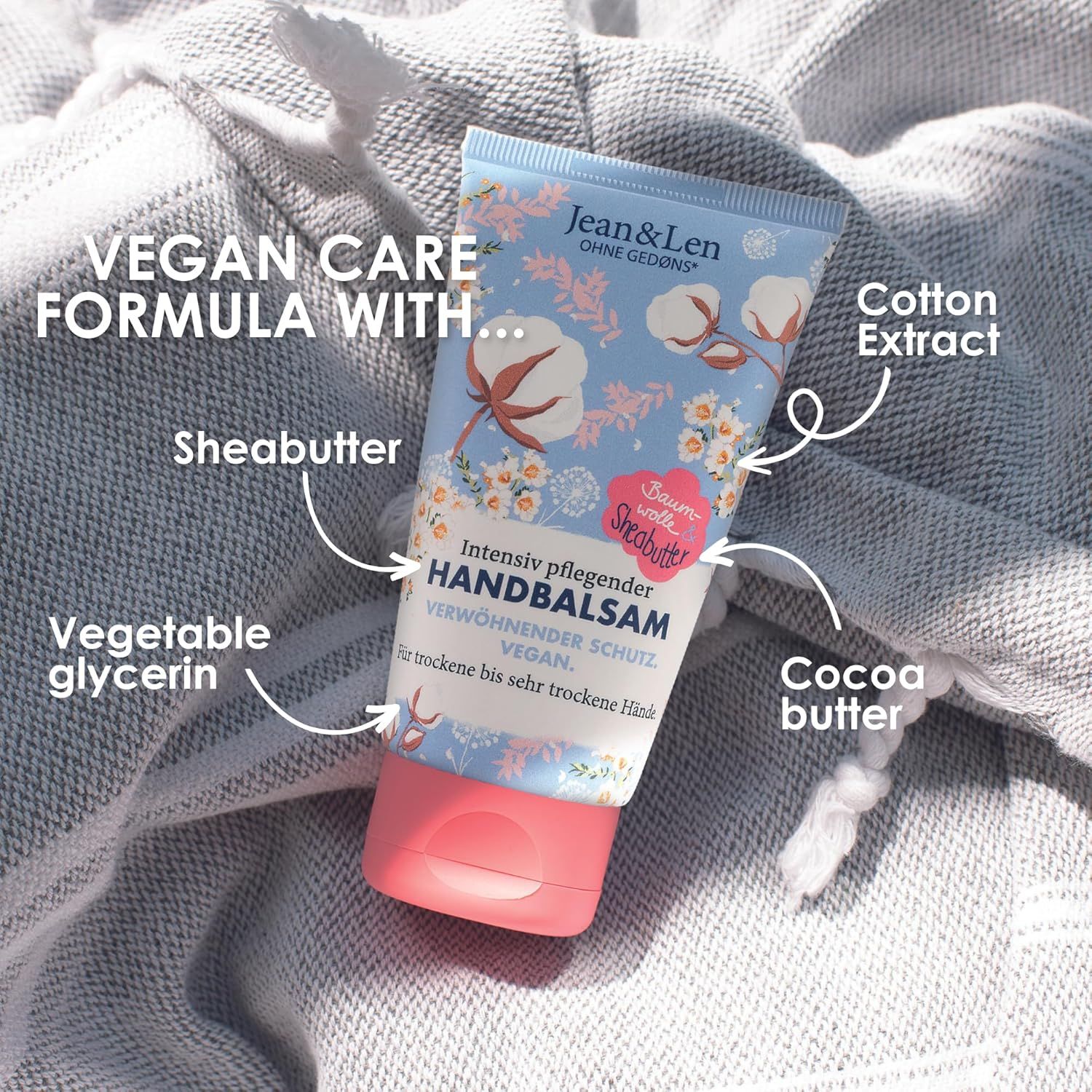 Tubo di balsamo per le mani con motivo cotone e burro di karité. Testo: HANDBALSAM, Vegan. Ingredienti: Burro di karité, glicerina, burro di cacao, estratto di cotone.