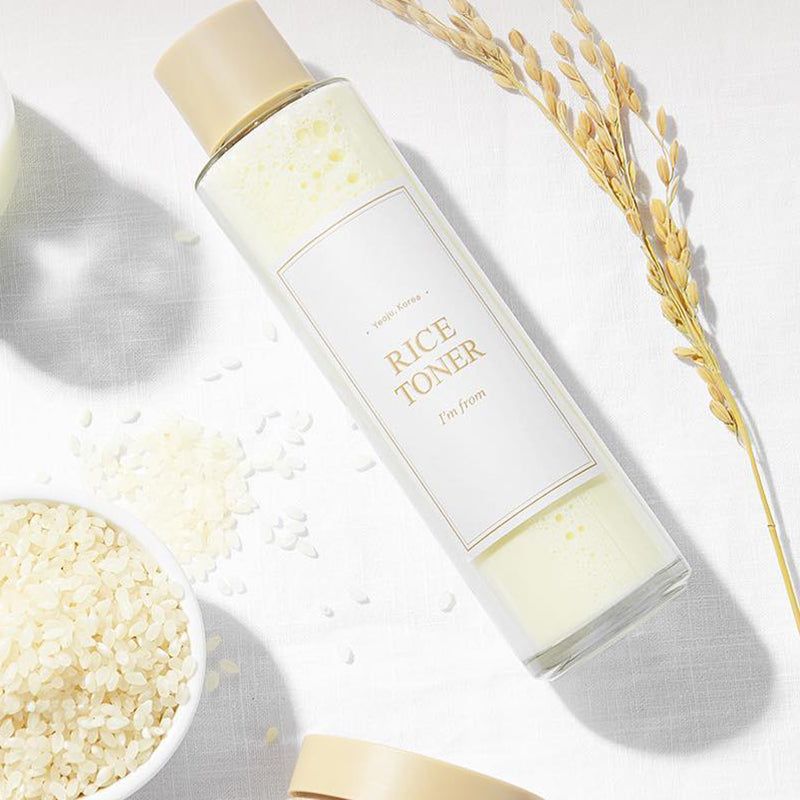 Flacone trasparente con liquido bianco. Rice Toner, i'm from. Con riso e spighe.