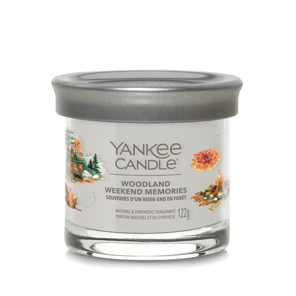 Vasetto di candela con coperchio. Scritta: Yankee Candle, Woodland Weekend Memories. Elementi decorativi: foglie, fiori. Peso: 122g.