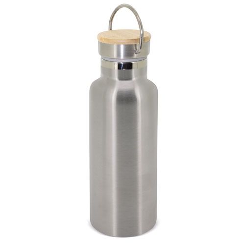 Thermos in acciaio inox con coperchio in legno e manico. Corpo argentato, coperchio in legno con manico in metallo. Su sfondo bianco.
