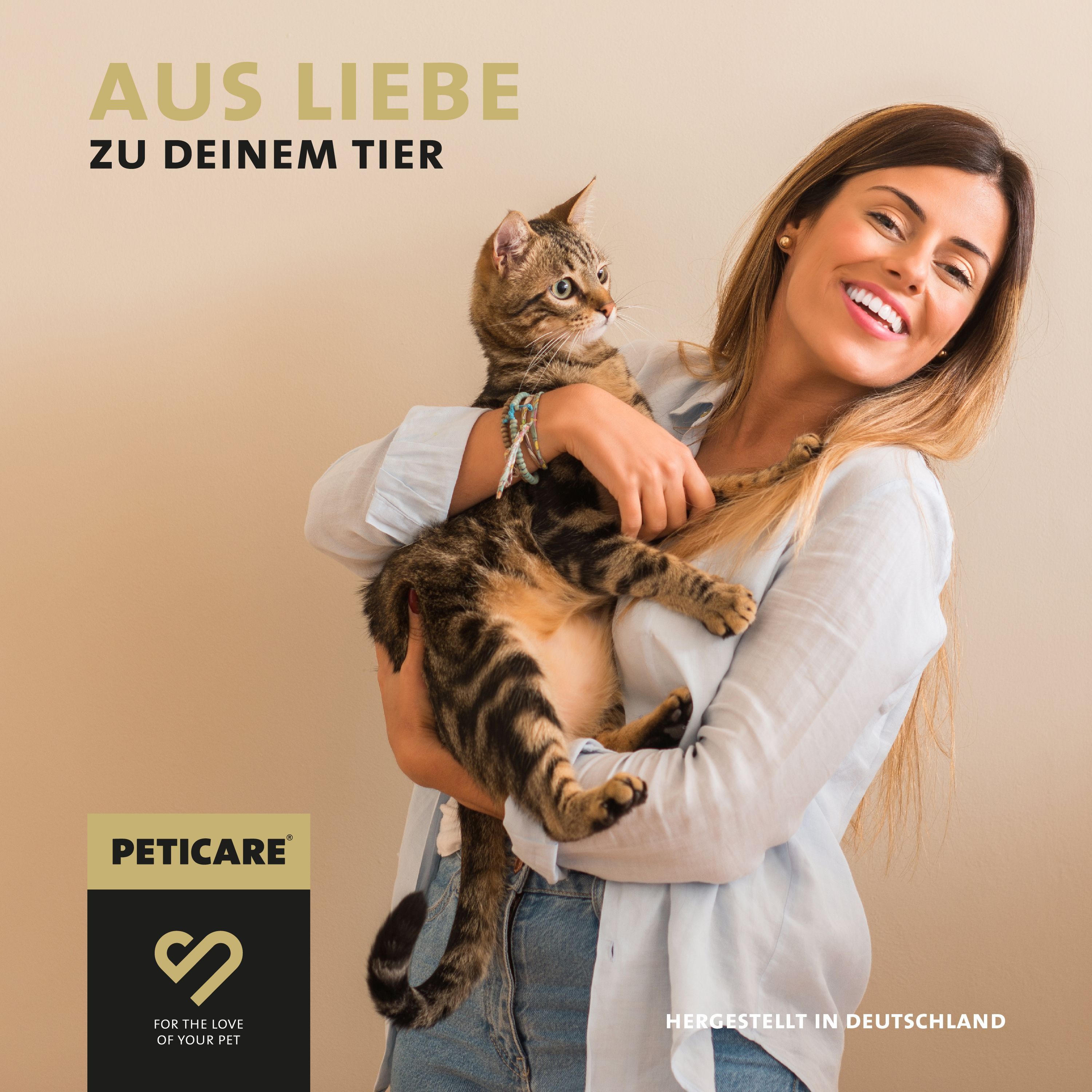 Donna che tiene un gatto, logo Peticare, "Per amore del tuo animale", "Prodotto in Germania".