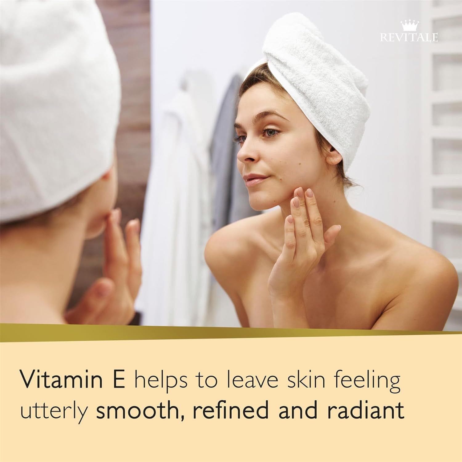 Donna che si guarda il viso allo specchio. Testo: Vitamina E.