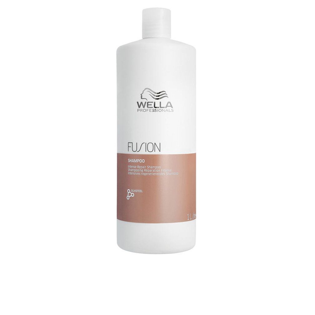 Flacone di shampoo bianco con etichetta marrone. Scritta: Wella Fusion, Shampoo, Intense Repair Shampoo. 1L.