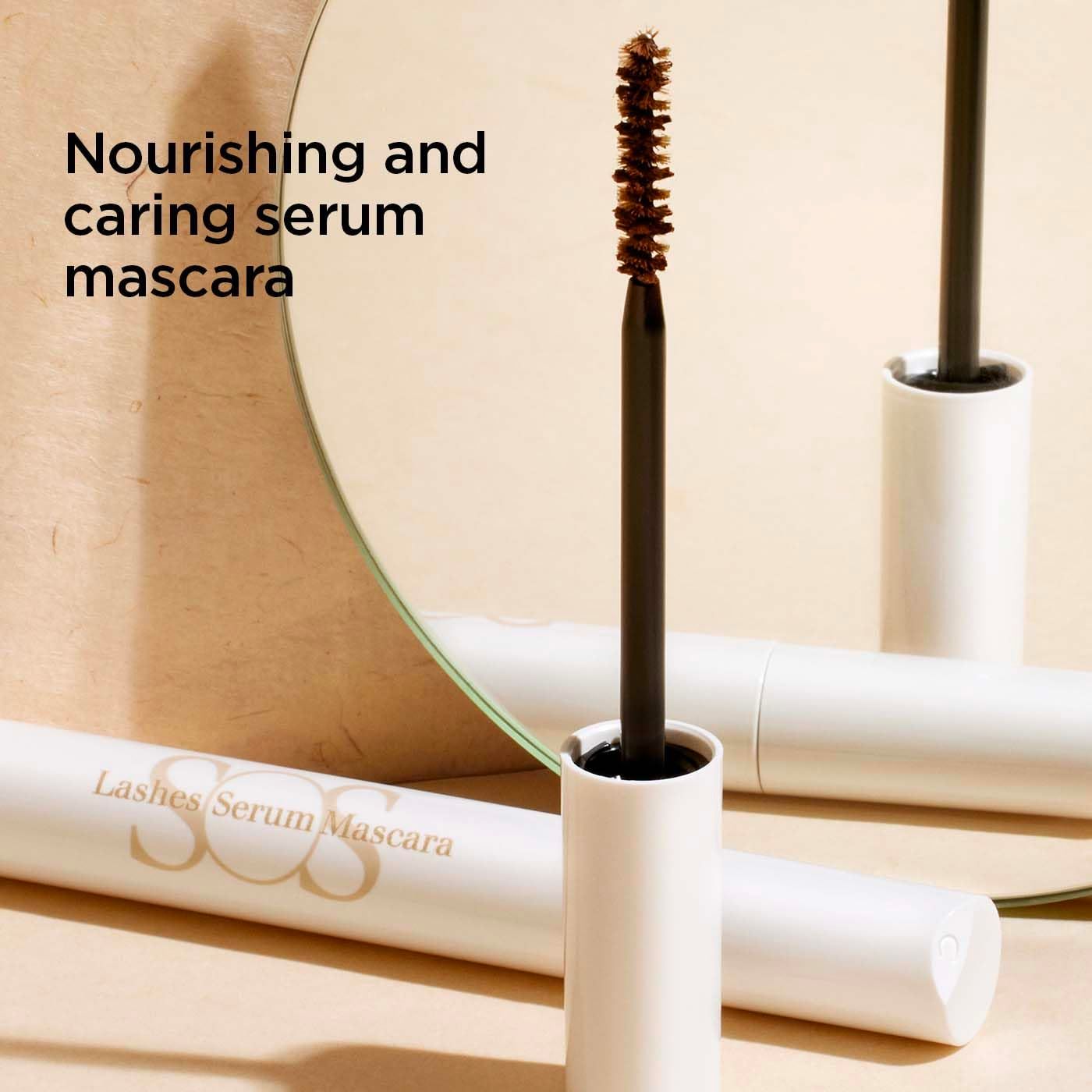 Tubetto mascara bianco con spazzola. Testo: SOS Lashes Serum Mascara. Testo: Nourishing and caring serum mascara.