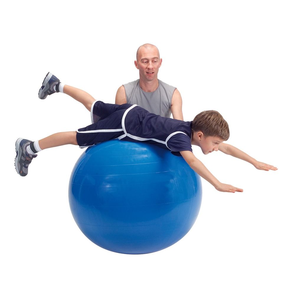Un ragazzo è sdraiato a pancia in giù su un pallone da ginnastica blu, un uomo è dietro.