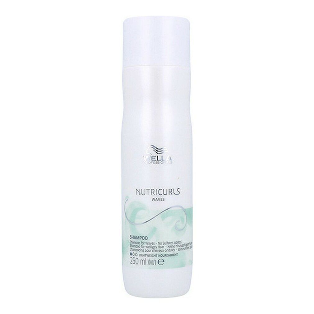 Flacone di shampoo bianco con etichetta verde. Scritta: Wella Nutricurls Waves Shampoo, 250 ml.