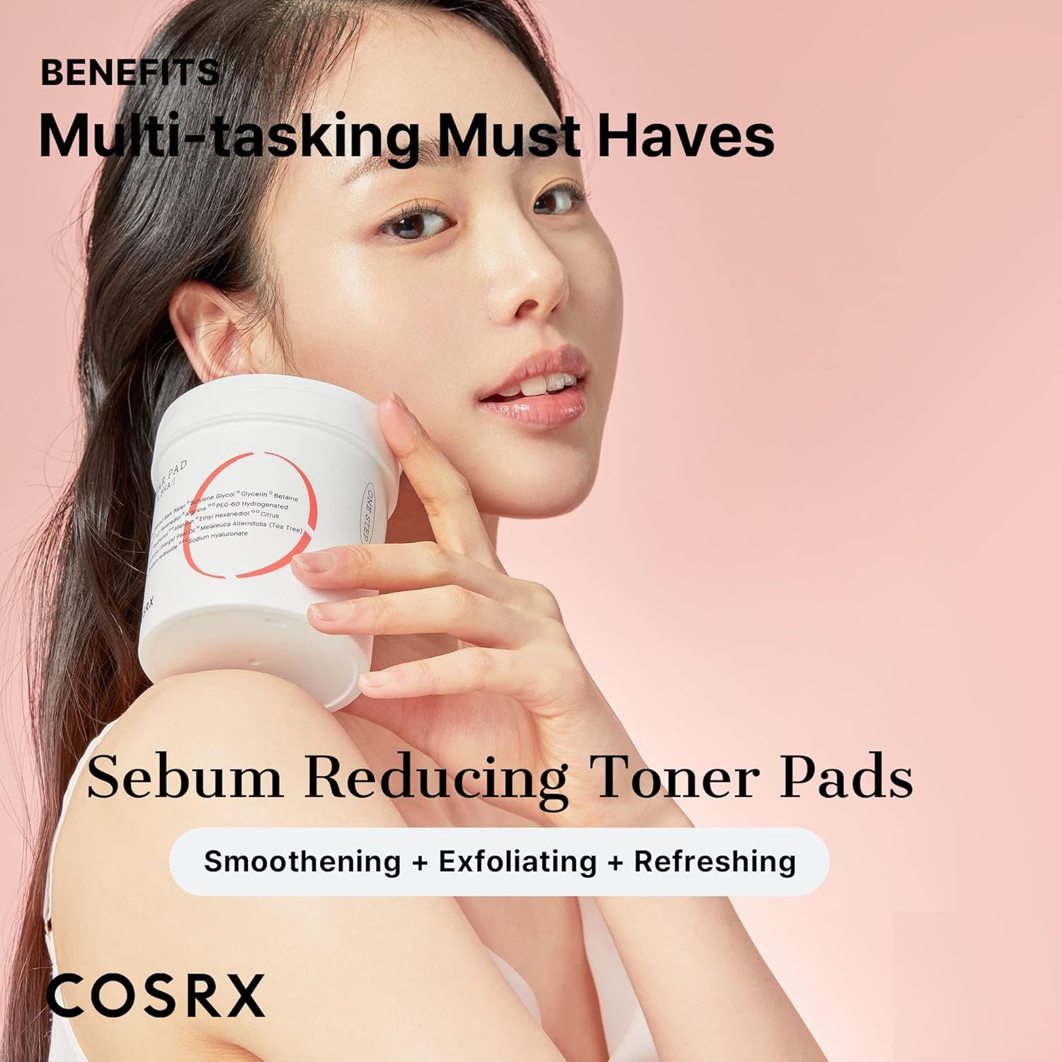Una donna tiene un contenitore bianco. Testo: Sebum Reducing Toner Pads, Smoothing + Exfoliating + Refreshing. Marchio: COSRX.