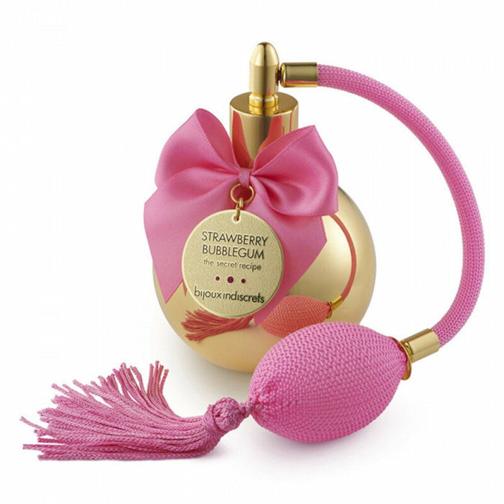 Flacone spray dorato con fiocco rosa, nappa ed etichetta 'STRAWBERRY BUBBLEGUM'.