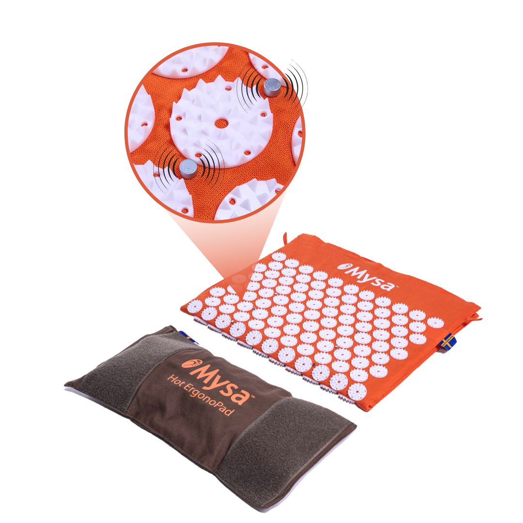 Due cuscini: cuscino arancione con punte bianche e cuscino marrone. Logo Mysa su entrambi.