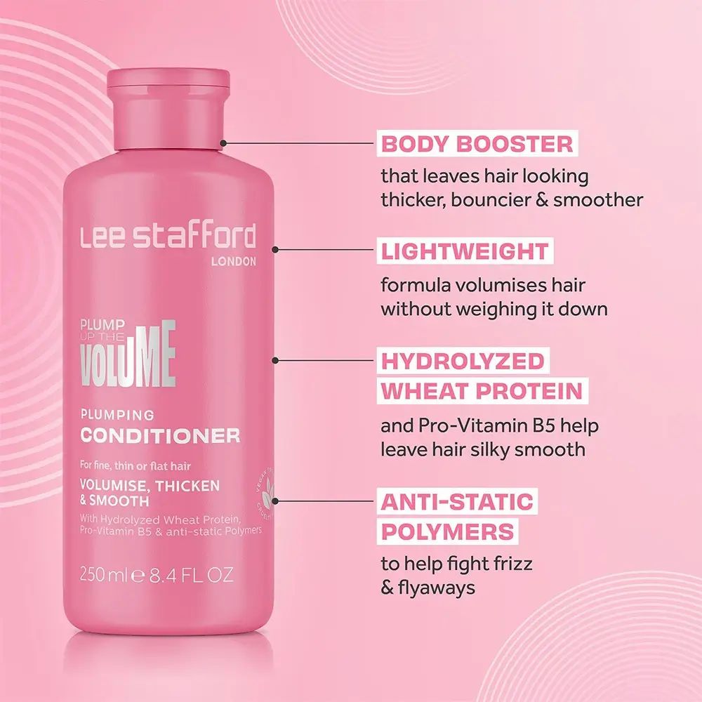 Flacone rosa con etichetta. Scritta: LEE STAFFORD, Plump Up The Volume, Plumping Conditioner. 250ml. Testi evidenziati.