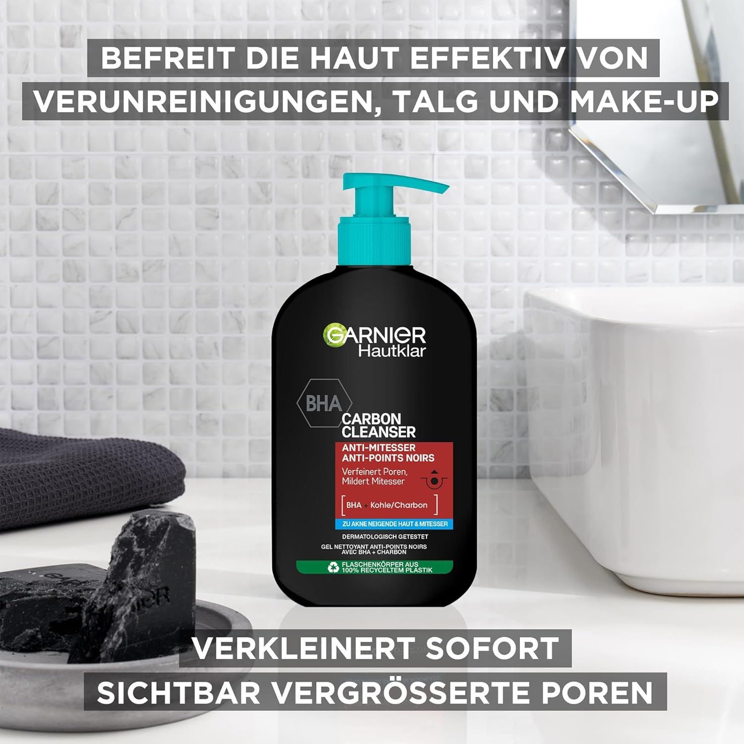Flacone nero Garnier Hautklar Waschgel. BHA Carbon Cleanser. Pompa turchese. Lavandino e carbone sullo sfondo.