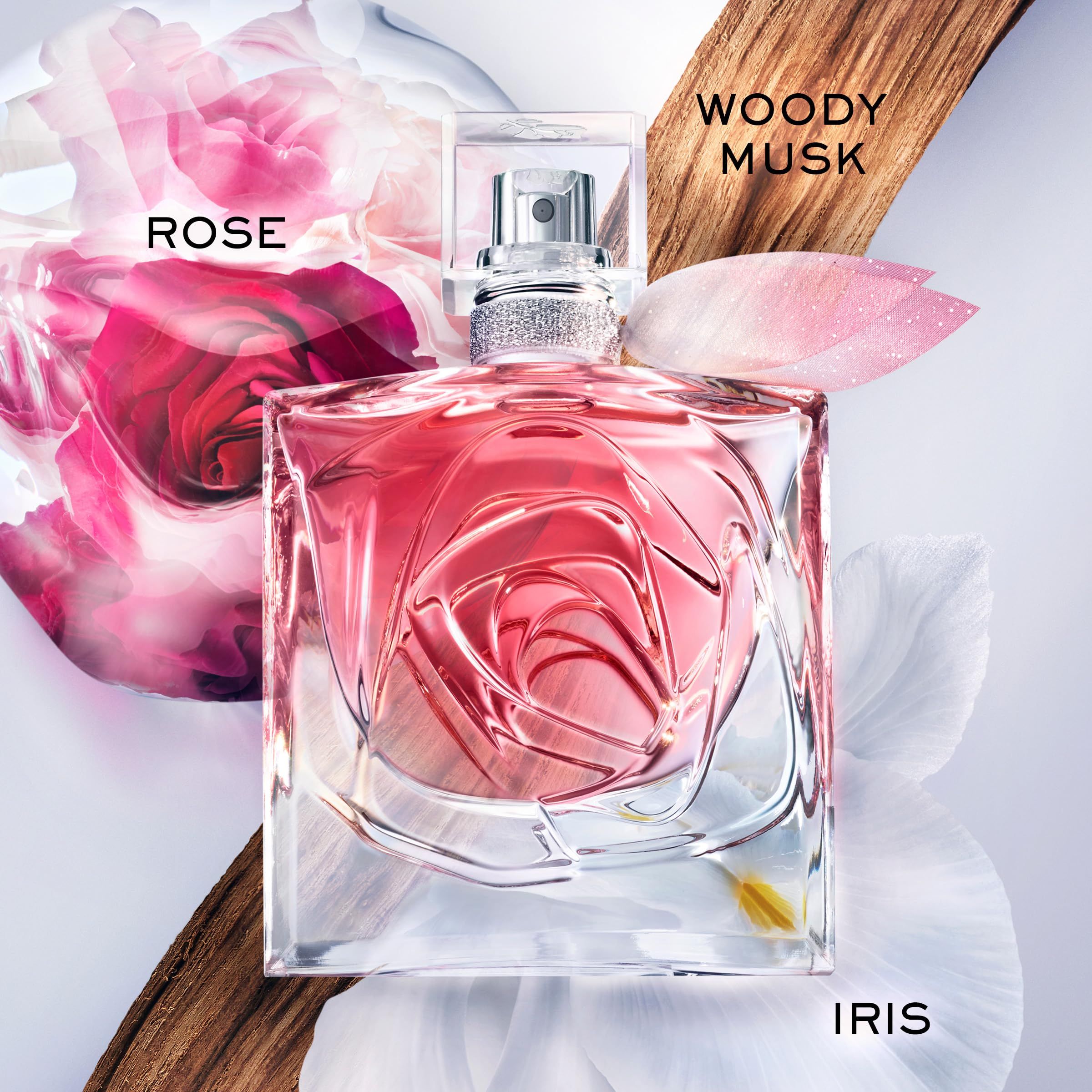 Flacone rosa con motivo rosa, circondato da rosa, iris e legno. Testo: Rose, Woody Musk, Iris.