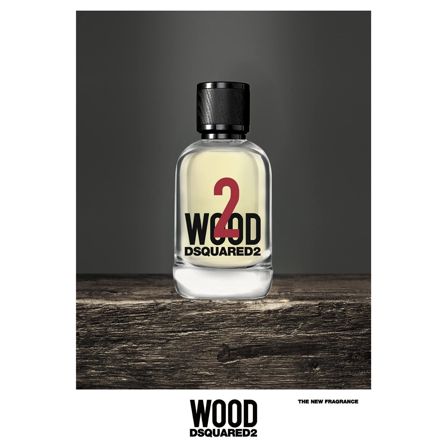 Dsquared2 Two Wood Eau de Toilette. Flacone in vetro con tappo nero. Su superficie in legno. "2" rossa e scritta sul flacone.
