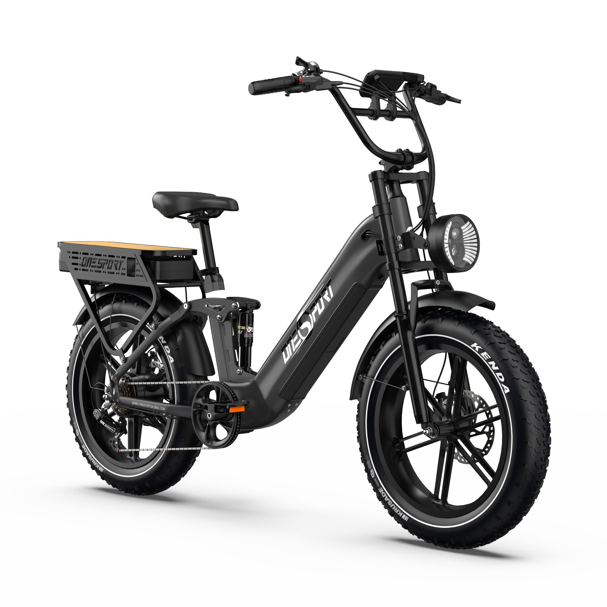 E-bike nera con pneumatici larghi, faro anteriore e portapacchi. Sul telaio è presente la scritta "UEOFURI".