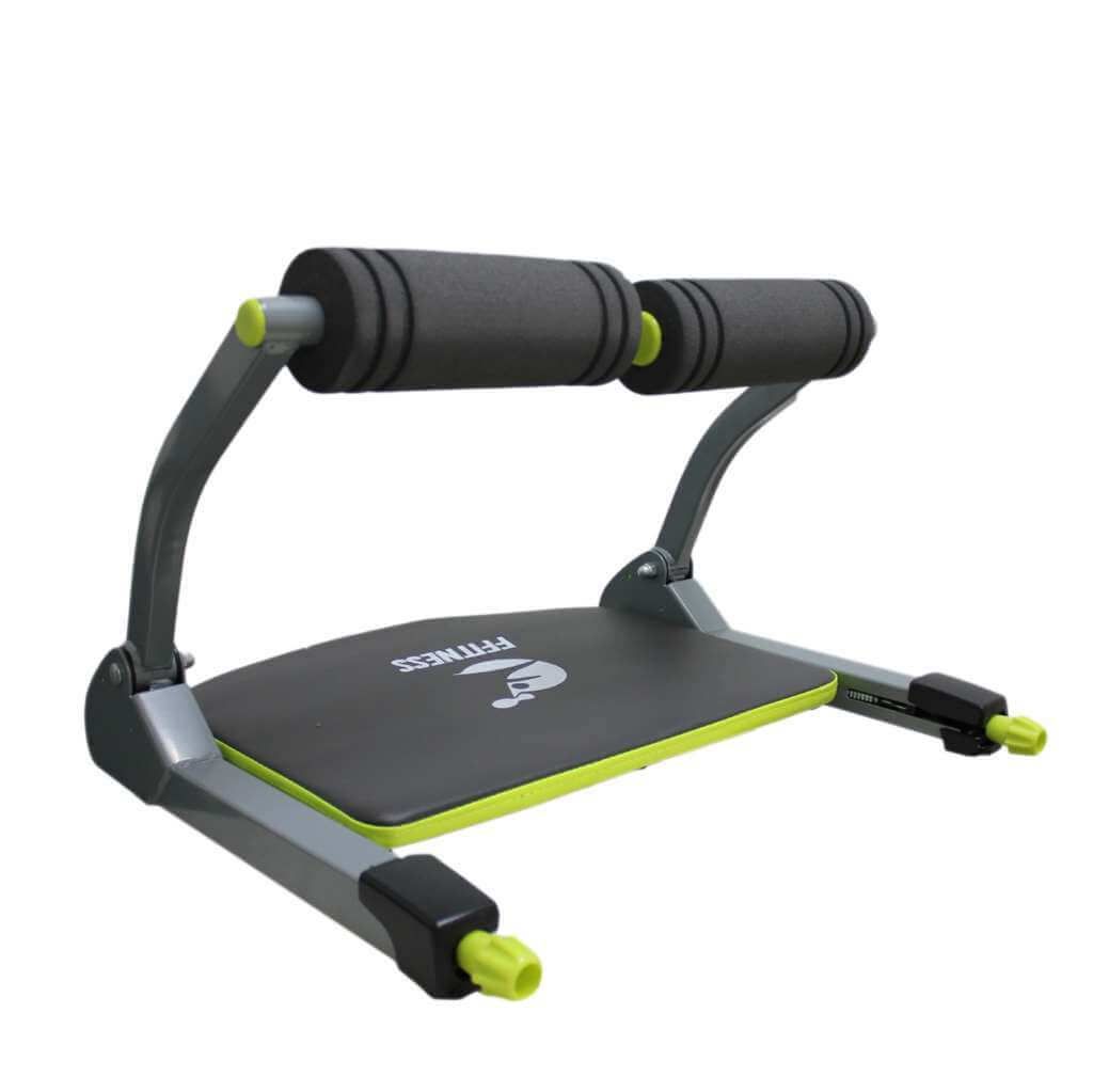 Attrezzo fitness con seduta imbottita, telaio grigio, dettagli verdi e rulli neri. Logo FFitness visibile.