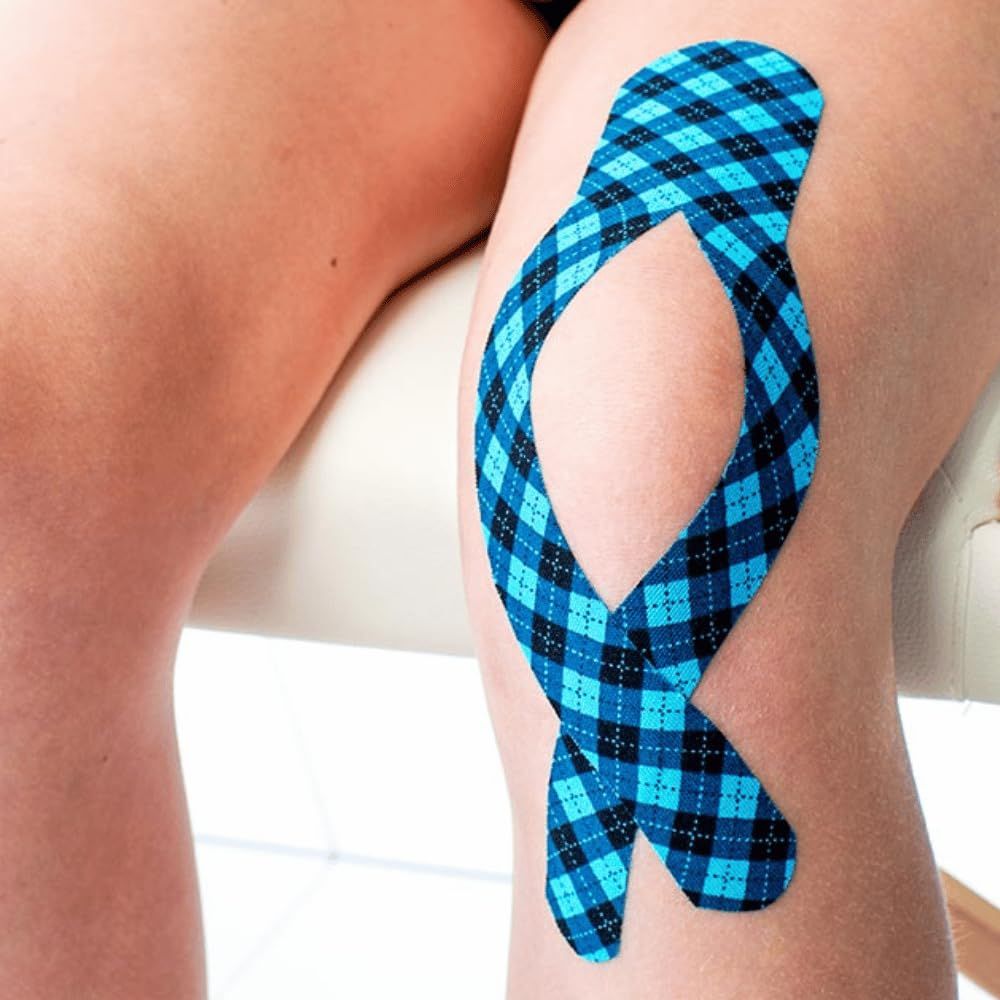 Ginocchio con nastro adesivo blu a scacchi. Il nastro è applicato sul ginocchio.