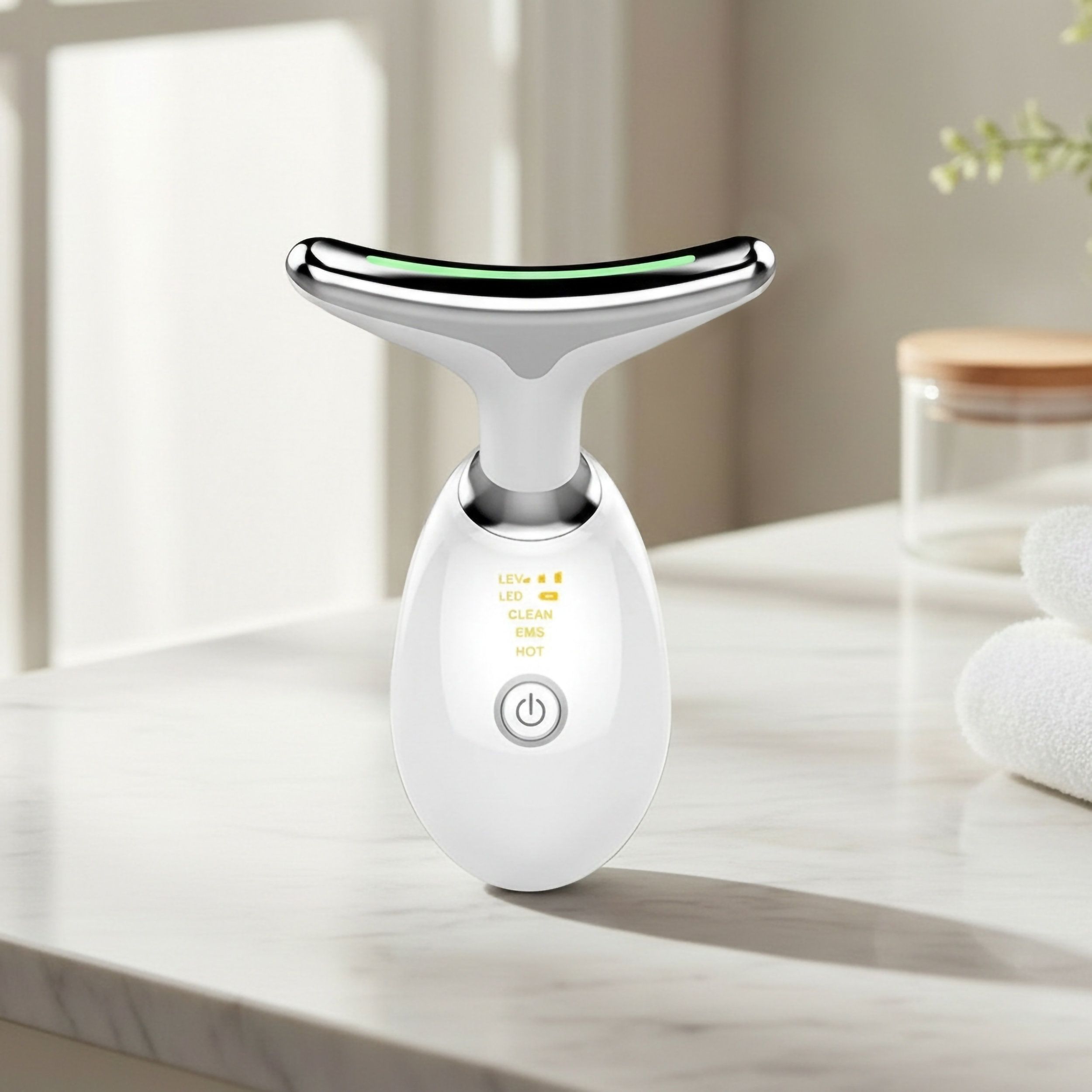 Dispositivo bianco ergonomico per il viso. Testa argentata. Display LED e pulsante.