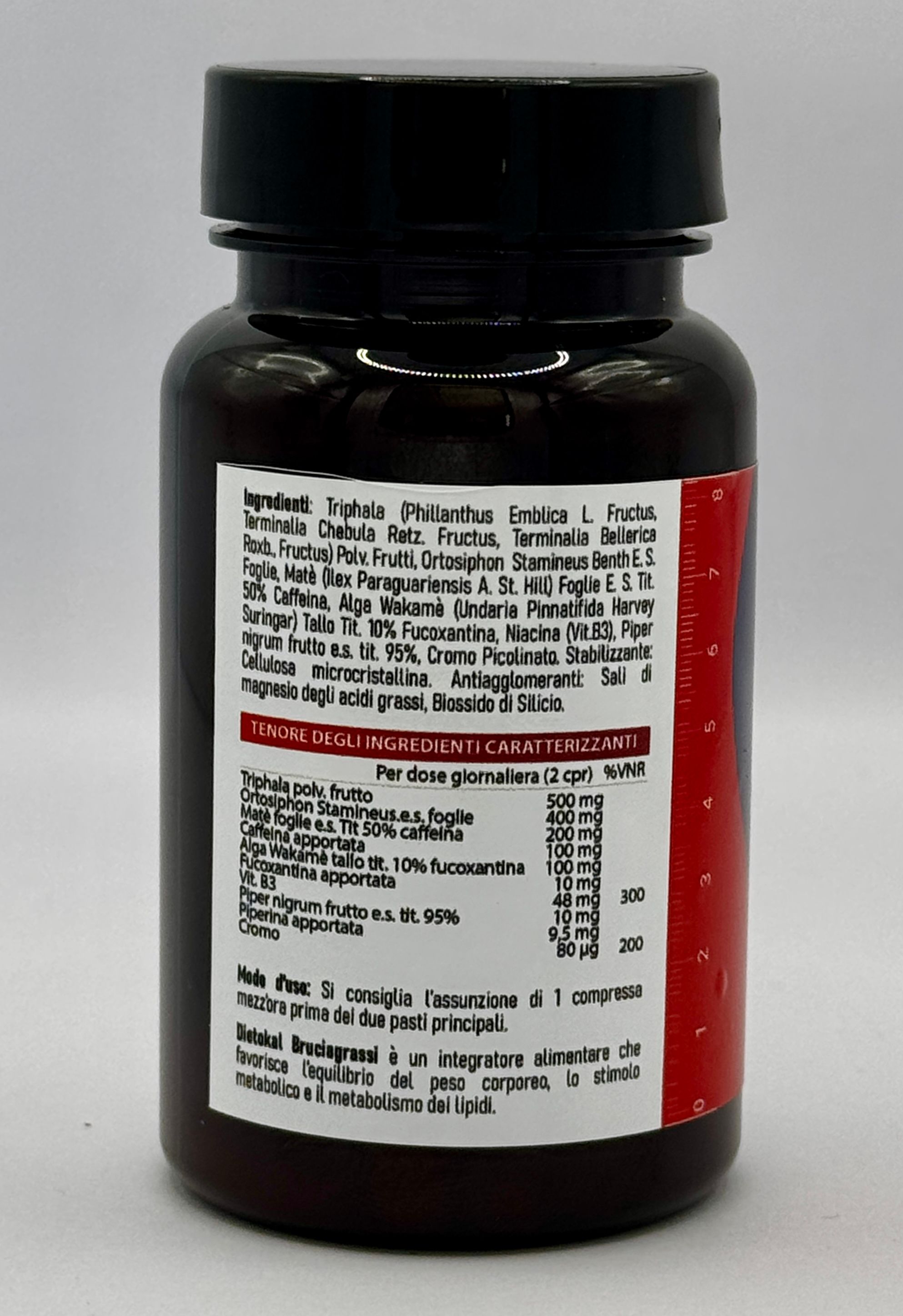Flacone marrone di compresse con tappo nero. Etichetta rossa con testo bianco. Lista ingredienti e informazioni nutrizionali visibili.