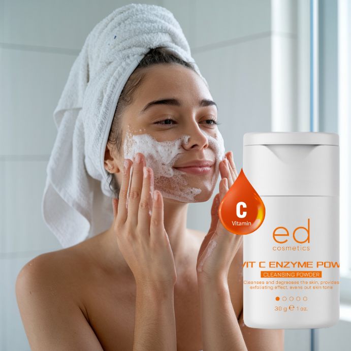 Donna si lava il viso con schiuma. Flacone bianco con testo e illustrazioni. Goccia arancione con 'C Vitamina'.