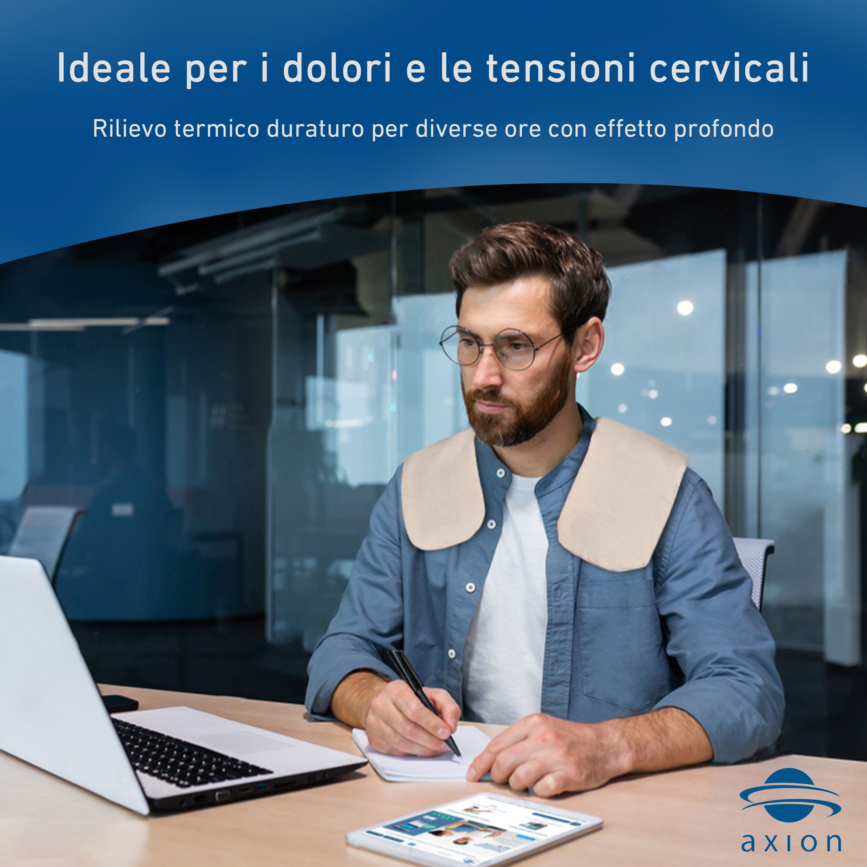 Uomo con cuscino termico per collo al computer portatile. Testo: Ideale per dolori cervicali. Logo axion®.