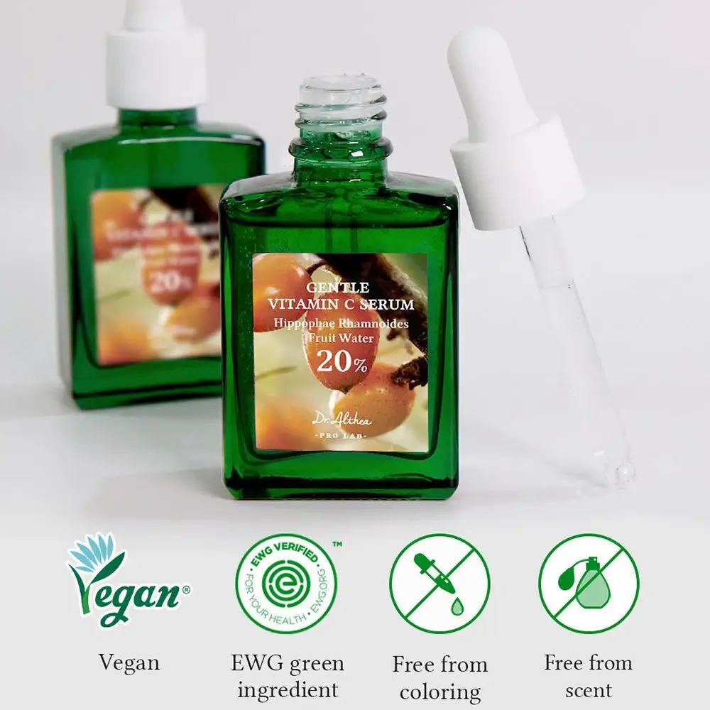 Due flaconi verdi con contagocce. Scritta: Gentle Vitamin C Serum. Logo Vegan, certificazione EWG, simboli senza profumo e colore.