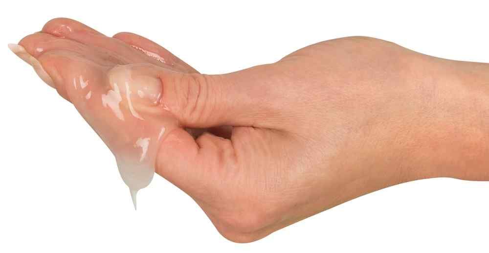 Mano con gel. Gel visibile. Nessun imballaggio.