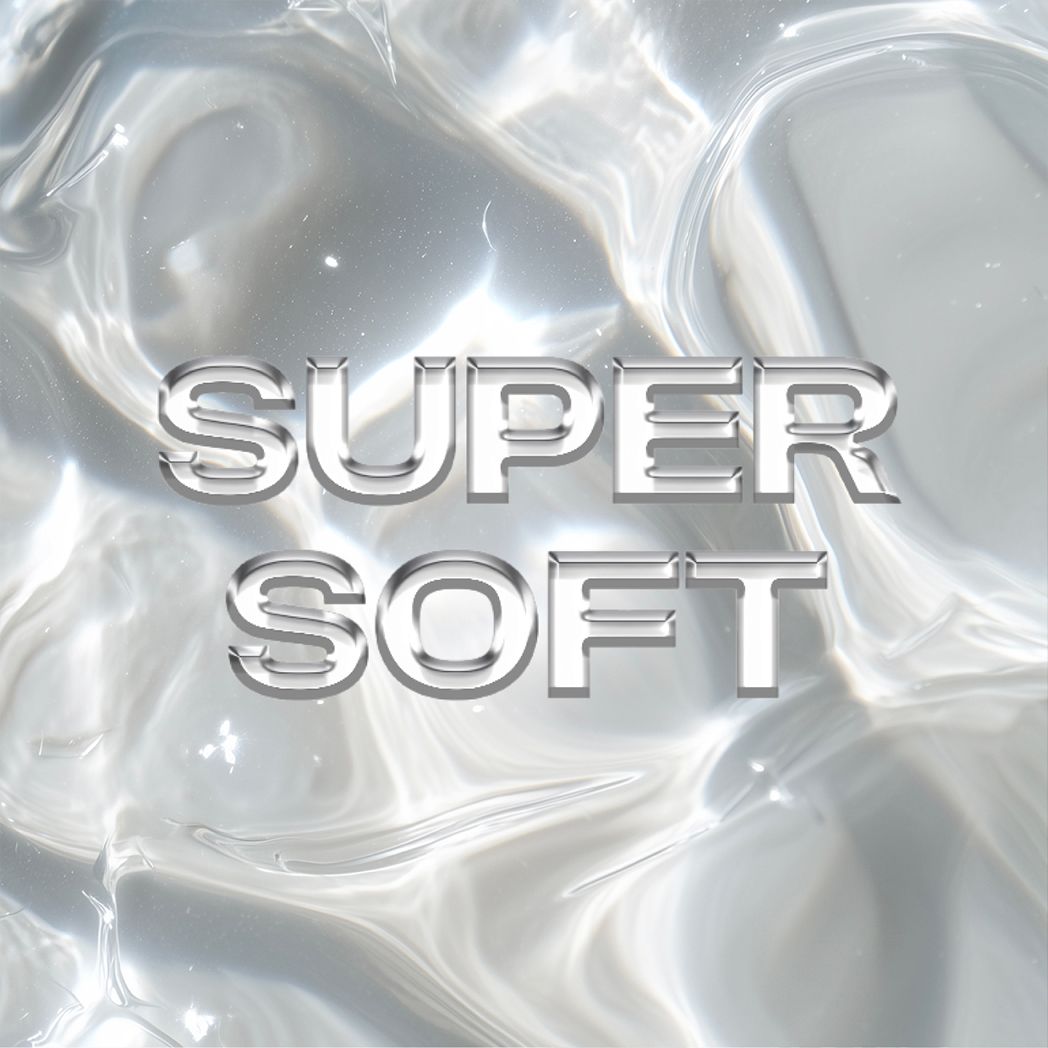 Testo SUPER SOFT in argento su una superficie lucida e ondulata.